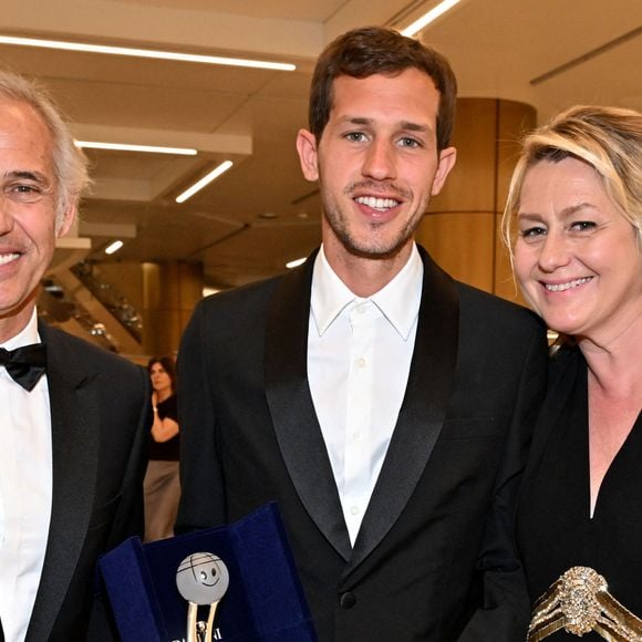 Victor Belmondo, qui a reçu un Espoir Award, entouré par ses parents Paul et Luana durant la soirée de clôture du 20eme Monte Carlo Film Festival de la Comédie, au Grimaldi Forum à Monaco. Le 29 avril 2023.
© Bruno Bebert / Bestimage