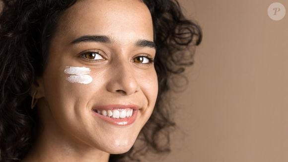 Les UVA accélèrent le vieillissement cutané et les taches. D’où l’importance d’une application régulière.

Image téléchargée sur Pexel