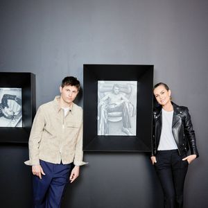 L’acteur explique que ses engagements sur MYSTIK et la promotion de Le rêve américain l’empêchent de se préparer correctement.

Raphaël Quenard et Laeticia Hallyday lors d'un rendez-vous à Paris le 16 juin 2024. Raphaël Quenard jouera Johnny Hallyday de 16 à 74 ans dans un biopic officiel produit par Hugo Sélignac et réalisé par Cédric Jimenez. Ce film sortira en salle en décembre 2027 pour les dix ans de la mort du rockeur. © Cyril Moreau / Bestimage