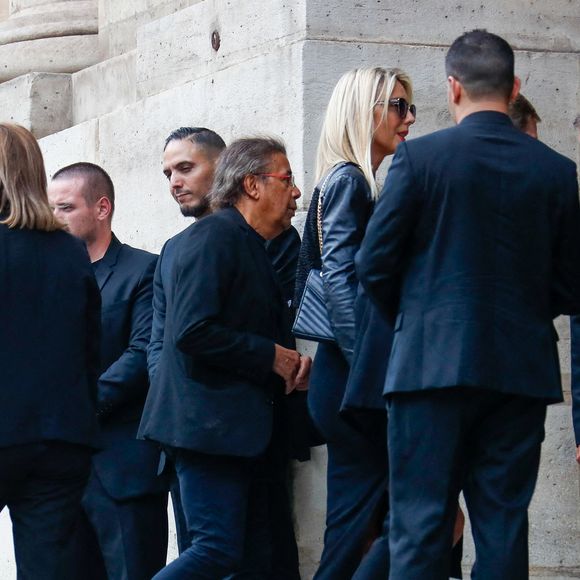 Laurent Voulzy et sa compagne Isaure Le Faou - Arrivées aux obsèques de Thierry Ardisson en l’église Saint-Roch de Paris, France, le 17 juillet 2025. © Clovis-Jacovides/Bestimage