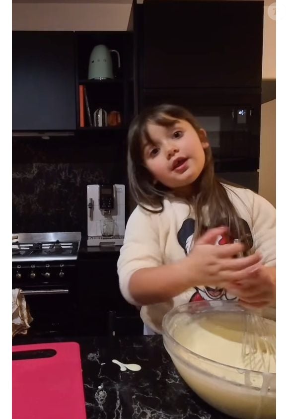 "Oula là ça va être la cata, la cata, la catastrophe", lâche la fillette avant de casser des oeufs dans un récipient sous le regard amusé de son paternel. 

Maggy immortalisée par son père Grégoire Lyonnet sur Instagram (Capture).