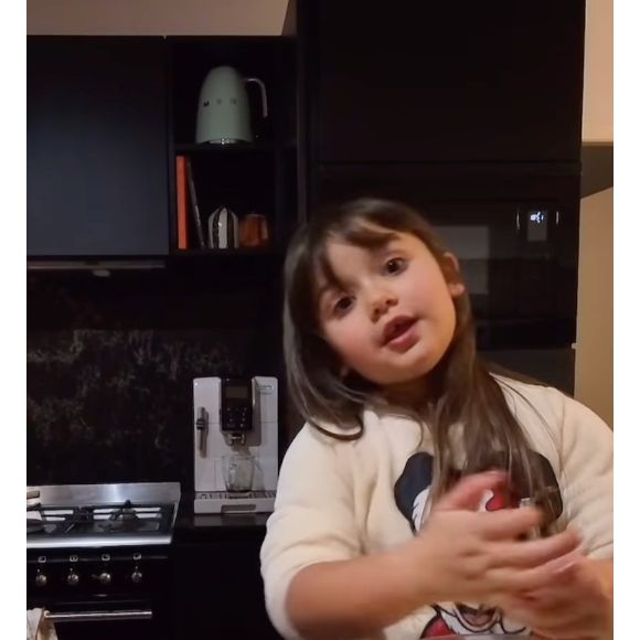 "Oula là ça va être la cata, la cata, la catastrophe", lâche la fillette avant de casser des oeufs dans un récipient sous le regard amusé de son paternel. 

Maggy immortalisée par son père Grégoire Lyonnet sur Instagram (Capture).