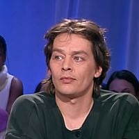 Alain Delon père d'un 4e enfant ? Le verdict concernant sa paternité sur Ari Boulogne va devoir attendre... et pas qu'un peu !