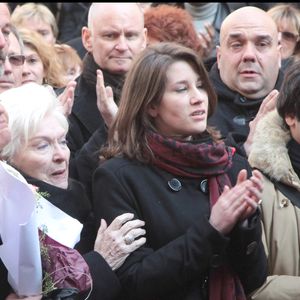 Elle a longtemps refusé de mettre un mot sur les symptômes, redoutant l’inéluctable éloignement provoqué par la maladie. 

Giulia Salvatori (fille d'Annie Girardot) et ses enfants Lola Vogel et Renato Salvatori et Line Renaud - Obsèques de Annie Girardot en l'église Saint Roch à Paris le 4 mars 2011. DOMINIQUE JACOVIDES / BESTIMAGE