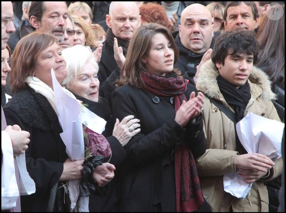 Elle a longtemps refusé de mettre un mot sur les symptômes, redoutant l’inéluctable éloignement provoqué par la maladie. 

Giulia Salvatori (fille d'Annie Girardot) et ses enfants Lola Vogel et Renato Salvatori et Line Renaud - Obsèques de Annie Girardot en l'église Saint Roch à Paris le 4 mars 2011. DOMINIQUE JACOVIDES / BESTIMAGE