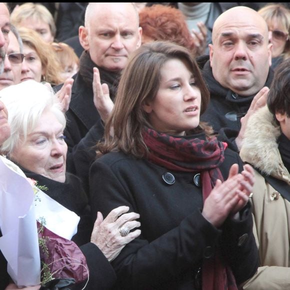 Elle a longtemps refusé de mettre un mot sur les symptômes, redoutant l’inéluctable éloignement provoqué par la maladie. 

Giulia Salvatori (fille d'Annie Girardot) et ses enfants Lola Vogel et Renato Salvatori et Line Renaud - Obsèques de Annie Girardot en l'église Saint Roch à Paris le 4 mars 2011. DOMINIQUE JACOVIDES / BESTIMAGE