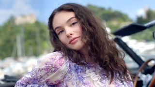 Deva Cassel divine en Provence : la fille de Monica Bellucci fait sensation pour Dior avec une star de Bridgerton