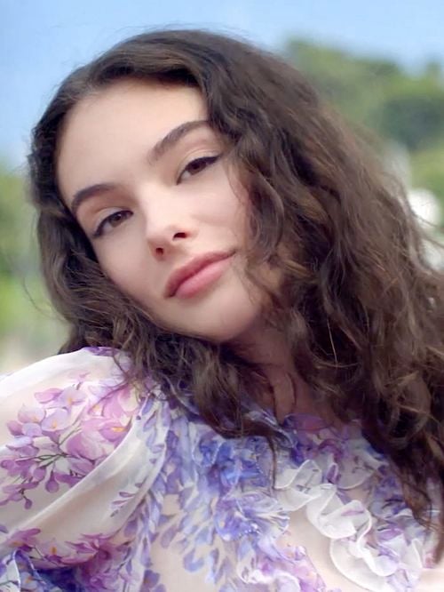Deva Cassel divine en Provence : la fille de Monica Bellucci fait sensation pour Dior avec une star de Bridgerton