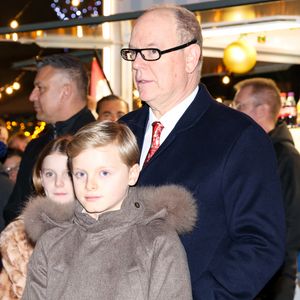 Le prince Albert II de Monaco, la princesse Charlene, leurs enfants, la princesse Gabriella et le prince héréditaire Jacques ont inauguré le marché de Noël sur le port Hercule à Monaco, le 5 décembre 2025.  © Claudia Albuquerque/Bestimage