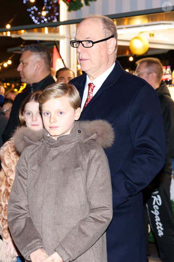 Le prince Albert II de Monaco, la princesse Charlene, leurs enfants, la princesse Gabriella et le prince héréditaire Jacques ont inauguré le marché de Noël sur le port Hercule à Monaco, le 5 décembre 2025.  © Claudia Albuquerque/Bestimage