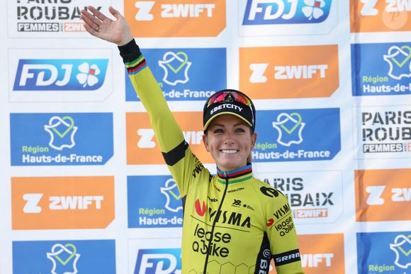 Ce samedi 12 avril, Pauline Ferrand-Prévot, pour sa première participation à Paris-Roubaix, a triomphé dans l’Enfer du Nord...

Pauline FERRAND-PREVOT vainqueure du Paris-Roubaix Femmes by Zwift, le 12 avril 2025 - photo Laurent Sanson / PsnewZ