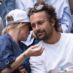 Bertrand Chameroy et Anne-Elisabeth Lemoine en tribunes lors des Internationaux de France de Tennis de Roland Garros 2025, à Paris, France, le 7 juin 2025. © Cyril Moreau/Bestimage