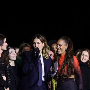 La Grande Soirée du 31 de Paris a été diffusée sur France 2, et animée par Stéphane Bern et Laury Thilleman.

Exclusif - Laury Thilleman et Amel Bent lors de l'enregistrement de "La Grande Soirée du 31 de Paris", diffusée le 31 décembre sur France 2, sur la place de la Concorde à Paris, france, le 24 novembre 2025
Guebey-Tribeca/Bestimage