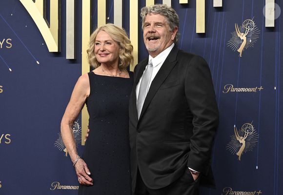 John Wells et sa femme Marilyn arrivent à la 77e cérémonie annuelle des Primetime Emmy Awards au Peacock Theater à Los Angeles le dimanche 14 septembre 2025. Photo by John McCoy/UPI/ABACAPRESS.COM