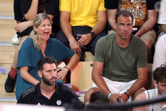 La star de Canal + et l'ancien footballeur, devenu lui aussi consultant sportif, ont en effet assisté en amoureux à la victoire de Monaco.

Laure Boulleau et son compagnon Bruno Cheyrou - Célébrités assistent à la victoire de Monaco qui a remporté le match 4 de la finale de Betclic Élite face à Paris (80-74), Monaco le 22 juin 2025. © Stephane Pillaud / PsnewZ / Bestimage