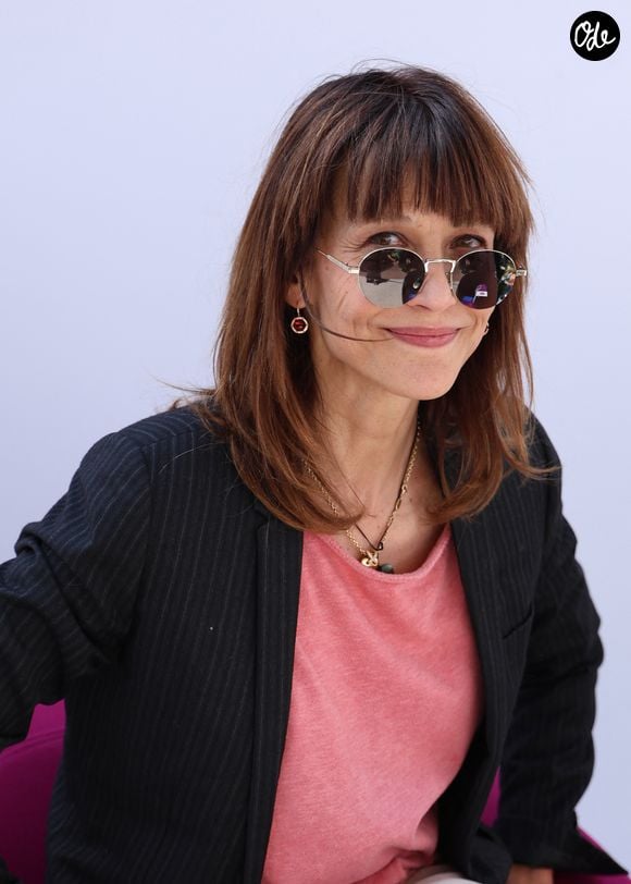 Celle qui a conquis nos écrans depuis des années, 

Sophie Marceau assiste au 5ème festival du Livre de Paris au Grand Palais à Paris, France, le 18 avril 2026. Les 17, 18 et 19 avril 2026, le Festival du livre de Paris célébrera les livres et la lecture, sous toutes ses formes, pour tous les publics. © Denis Guignebourg/Bestimage