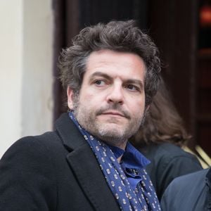 Le chanteur M, Matthieu Chedid à la sortie de l'hommage à Jacques Higelin au Cirque d'Hiver à Paris le 12 avril 2018.