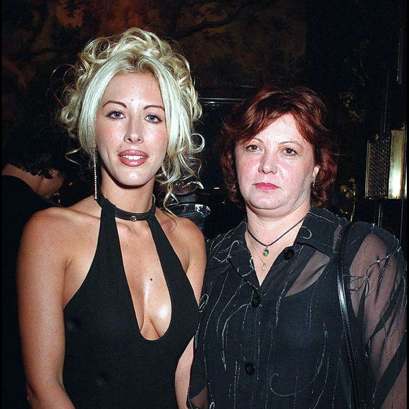 Inquiète de ne plus avoir de nouvelles, elle s'était déjà rendue au domicile de sa fille le 11 mars dernier.

Loana et sa mère Violette - Première du film "Moulin rouge" à Paris.
BERTRAND RINDOFF PETROFF / BESTIMAGE