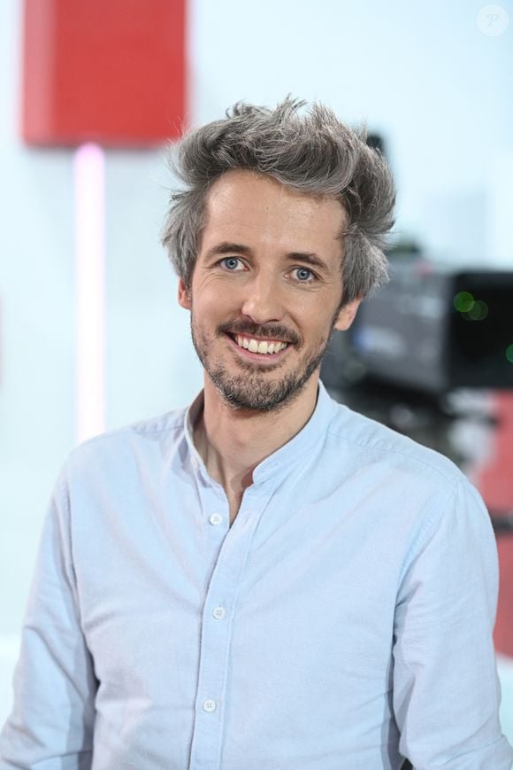 Exclusif - Le magicien Gus - Enregistrement de l'émission Vivement dimanche au studio Rive gauche , presentée par Michel Drucker . Diffusion sur France 3 le 30 novembre 2025. © Guillaume Gaffiot / Bestimage