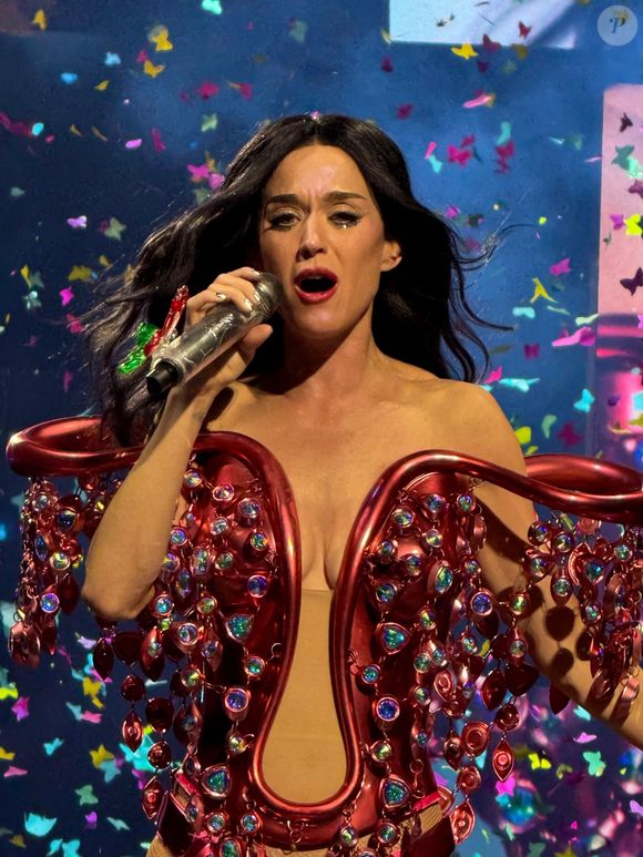 Lors d'un récent concert en Australie, elle est apparue en larmes face à ses fans.


Katy Perry lors de sa tournée 2025.

Photo : Backgrid USA / Bestimage
