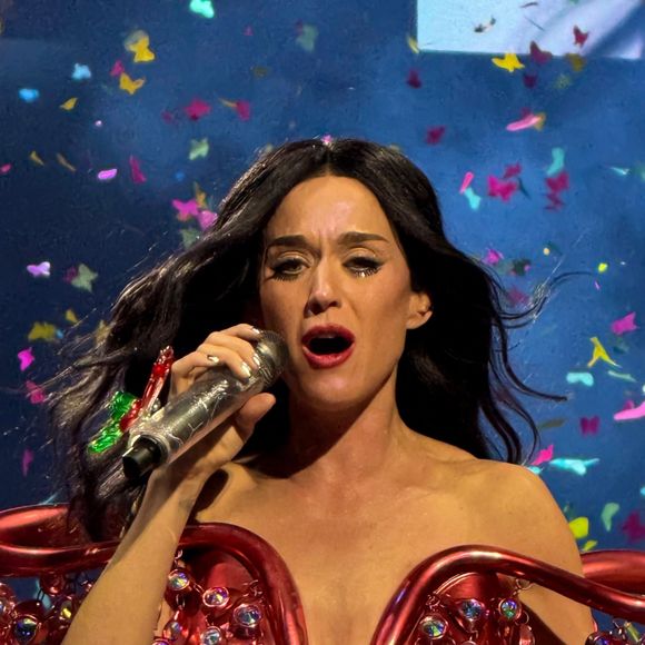 Lors d'un récent concert en Australie, elle est apparue en larmes face à ses fans.


Katy Perry lors de sa tournée 2025.

Photo : Backgrid USA / Bestimage