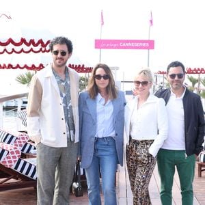 Slimane-Baptiste Berhoun, Laura Smet et Théo Costa-Marini lors du photocall de "Surface" sur la plage du Majestic lors du festival CanneSeries saison 8 à Cannes, France, le 28 avril 2025. © Denis Guignebourg/Bestimage