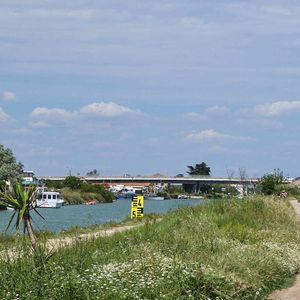 Palavas les Flots (34) : cyclistes le long du canal du Rhone a Sete, voie cyclable, velo route de la ViaRhona -Photo by Lachas D/ANDBZ/ABACAPRESS.COM