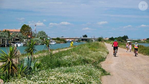 Palavas les Flots (34) : cyclistes le long du canal du Rhone a Sete, voie cyclable, velo route de la ViaRhona -Photo by Lachas D/ANDBZ/ABACAPRESS.COM