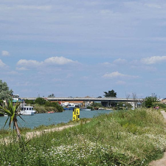 Palavas les Flots (34) : cyclistes le long du canal du Rhone a Sete, voie cyclable, velo route de la ViaRhona -Photo by Lachas D/ANDBZ/ABACAPRESS.COM