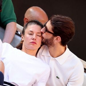 Pierre Niney et sa compagne Natasha Andrews - Célébrités dans les tribunes de la finale homme des Internationaux de France de tennis de Roland Garros 2024 à Paris le 9 juin 2024. © Jacovides-Moreau/Bestimage