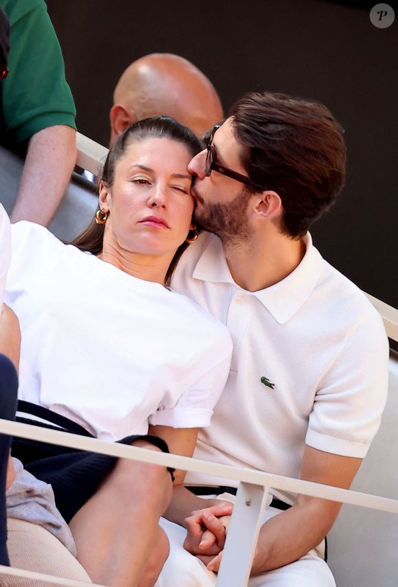 Pierre Niney et sa compagne Natasha Andrews - Célébrités dans les tribunes de la finale homme des Internationaux de France de tennis de Roland Garros 2024 à Paris le 9 juin 2024. © Jacovides-Moreau/Bestimage