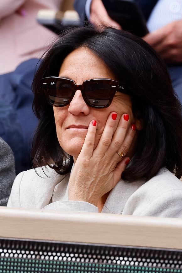 Florence Foresti dans les tribunes lors des Internationaux de France de Tennis de Roland Garros 2022, le 29 mai 2022. 

Photo : Cyril Moreau / Bestimage