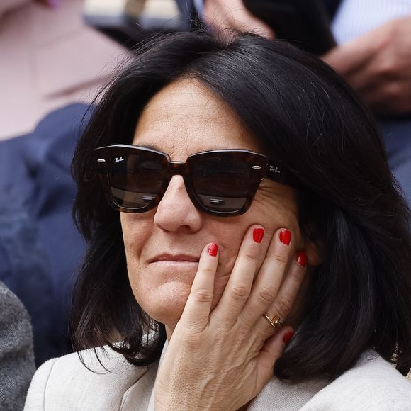 Florence Foresti dans les tribunes lors des Internationaux de France de Tennis de Roland Garros 2022, le 29 mai 2022. 

Photo : Cyril Moreau / Bestimage