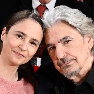 Serge Lama et son épouse Luana Santonino - Enregistrement de l'émission "Vivement dimanche" au studio Gabriel à Paris le 23 janvier 2024, diffusée le 11 février 2024 sur France 3. 
© Guillaume Gaffiot / Bestimage