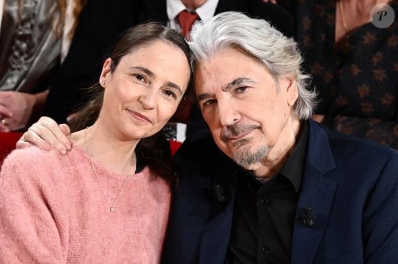 Serge Lama et son épouse Luana Santonino - Enregistrement de l'émission "Vivement dimanche" au studio Gabriel à Paris le 23 janvier 2024, diffusée le 11 février 2024 sur France 3. 
© Guillaume Gaffiot / Bestimage