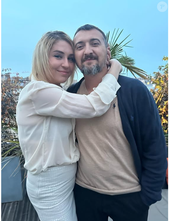 Actuellement, elle se soigne.

Amandine Pellissard, révélé dans "Familles nombreuses", est maman de neuf enfants avec son époux Alexandre.