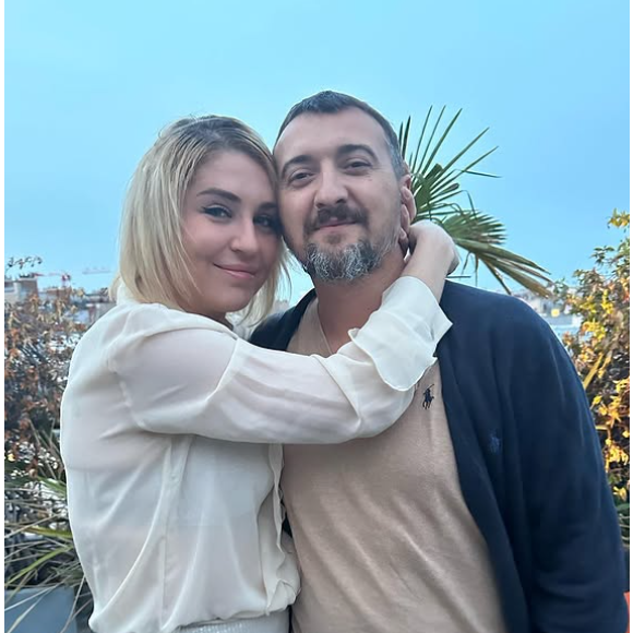 Actuellement, elle se soigne.

Amandine Pellissard, révélé dans "Familles nombreuses", est maman de neuf enfants avec son époux Alexandre.