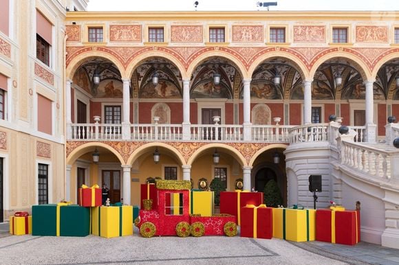 La famille princière de Monaco offre les traditionnels cadeaux de Noël aux enfants monégasques dans la Cour du Palais Princier, le 18 décembre 2024. 
© Olivier Huitel / Pool Monaco / Bestimage