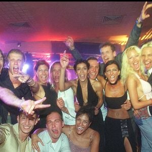 Malgré l'image indélébile de leur duo dans le Loft, le lien s'était rompu dans la vraie vie. Jean-Édouard l'avoue lui-même : il n'a croisé la route de Loana qu'à trois petites reprises en 25 ans. Un passif bien trop léger pour justifier sa présence à la cérémonie.
David, Jean-Edouard, Aziz, Kenza, Christophe, Julie, Delphine, Kimy, Fabrice, Philippe, Laure, Loana, Steevy, soirée à l'étoile des lofteurs.
©BestImage