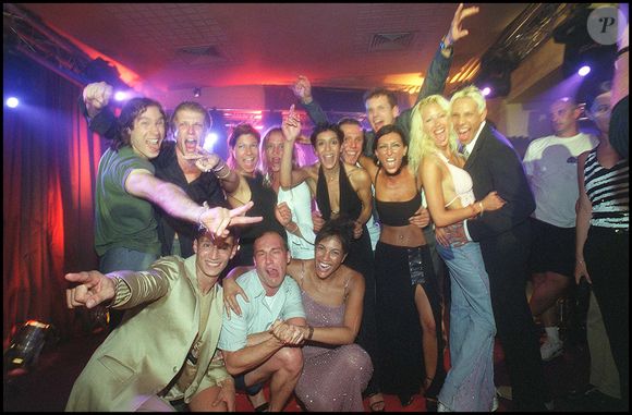 Malgré l'image indélébile de leur duo dans le Loft, le lien s'était rompu dans la vraie vie. Jean-Édouard l'avoue lui-même : il n'a croisé la route de Loana qu'à trois petites reprises en 25 ans. Un passif bien trop léger pour justifier sa présence à la cérémonie.

David, Jean-Edouard, Aziz, Kenza, Christophe, Julie, Delphine, Kimy, Fabrice, Philippe, Laure, Loana, Steevy, soirée à l'étoile des lofteurs.

©BestImage