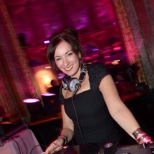 Beatrice Ardisson - "20 ans du Ruban Rose avec Elizabeth Hurley (Liz Hurley) - L'actrice britannique Elizabeth Hurley (Liz Hurley) a declenche mercredi soir l'illumination en rose de l'Opera Garnier a Paris, a l'occasion des 20 ans du Ruban rose, campagne internationale de sensibilisation pour la lutte contre le cancer du sein. Le 10 octobre 2012

Photo : RACHID BELLAK / BESTIMAGE