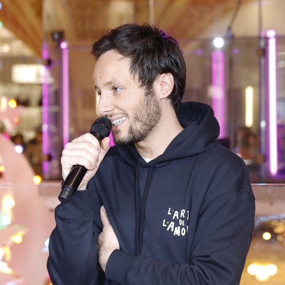 Vianney lors de l'inauguration du 130ème Noël aux Galeries Lafayette, et des illuminations des vitrines, à Paris. Le 14 novembre 2024
© Marc Ausset-Lacroix / Bestimage