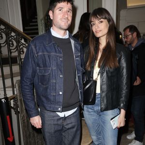 Exclusif - Clara Luciani et un ami lors de la générale de la pièce "Amis pour la vie" au théâtre de l'Oeuvre à Paris le 24 avril 2025. La représentation est suivie d'un cocktail.

© Coadic Guirec / Bestimage