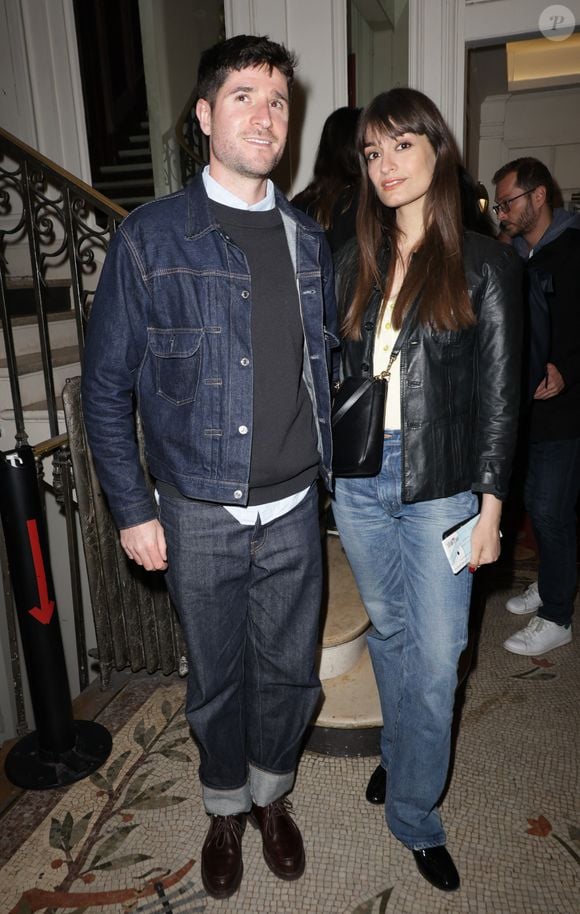 Exclusif - Clara Luciani et un ami lors de la générale de la pièce "Amis pour la vie" au théâtre de l'Oeuvre à Paris le 24 avril 2025. La représentation est suivie d'un cocktail.

© Coadic Guirec / Bestimage
