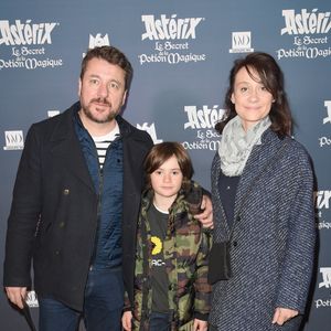Bruno Guillon souffle ses 54 bougies

Bruno Guillon et sa femme Marion avec leur fils Anatole - Avant-première du film "Astérix : Le Secret de la potion magique" au cinéma UGC Normandie à Paris © Coadic Guirec/Bestimage