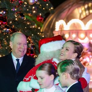 Le prince Albert II de Monaco, la princesse Charlene et leurs enfants la princesse Gabriella et le prince héréditaire Jacques lancent les illuminations de Noël en Principauté, depuis la place du Casino à Monaco, le 29 novembre 2025. La famille princière est accompagnée par Stéphane Valéri, le président délégué de la Société des Bains de Mer de Monaco, et le ministre d'Etat de la Principauté, Christophe Mirmand. © Claudia Albuquerque/Bestimage