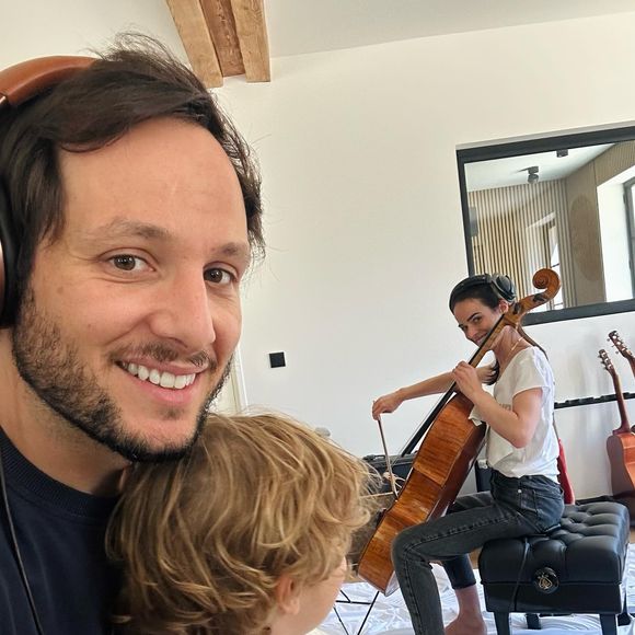 Et ceux de leur propre fils Edgar, 3 ans et demi, qui s'interroge dans un vocal : "La cabane, elle sera prête quand je serai grand ?"

Vianney a partagé des photos de son fils Edgar sur Instagram le 12 août 2024.