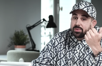 Artus dans la web-série L'entretien d'embauche sur Youtube