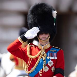 Lors de cette visite, une étudiante nommée Samantha lui a demandé de l’aider à justifier son retard en cours. 

Le prince William (prince de Galles), défilé officiel d’anniversaire du roi Charles — The King’s Birthday Parade 2025 (Trooping the Colour) à Londres, Royaume-Uni, le 14 juin 2025. (DANA n° 02619877) © Dana Press / Bestimage