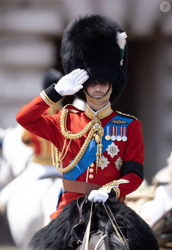 Lors de cette visite, une étudiante nommée Samantha lui a demandé de l’aider à justifier son retard en cours. 

Le prince William (prince de Galles), défilé officiel d’anniversaire du roi Charles — The King’s Birthday Parade 2025 (Trooping the Colour) à Londres, Royaume-Uni, le 14 juin 2025. (DANA n° 02619877) © Dana Press / Bestimage